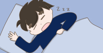 宿泊訓練から帰り、疲れたのかすぐに眠ってしまった息子(べっこうあめアマミさん作)