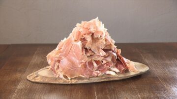 8月11日放送の「ヒューマングルメンタリー オモウマい店」に登場する「薄切りハムてんこ盛り」(中京テレビ提供)