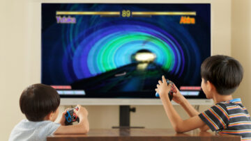 夏休み中に室内でゲームをして過ごす機会が多い子は近視が進みやすい(画像はイメージ)