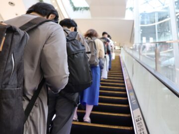 エスカレーターで片側を空けるのは本当にマナー？（画像はイメージ）