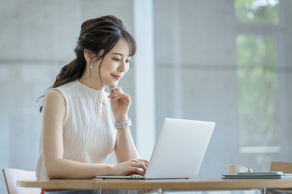 ノースリーブで出勤するのはマナー違反？（画像はイメージ）