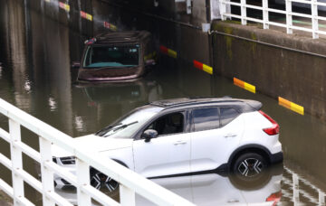 京成松戸線のアンダーパスが冠水し、水没した車（8月14日、千葉県鎌ケ谷市、時事通信フォト）