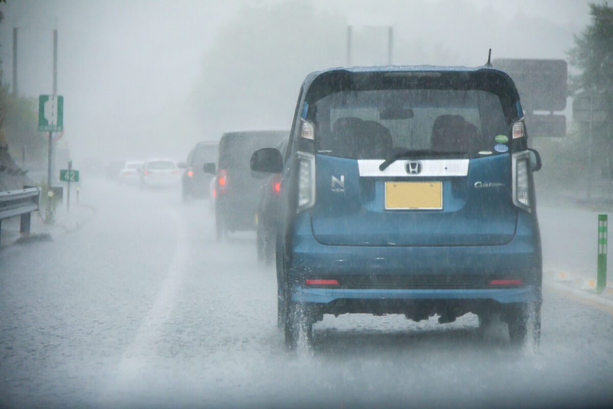大雨の中、車を運転する際の注意点は？（画像はイメージ）