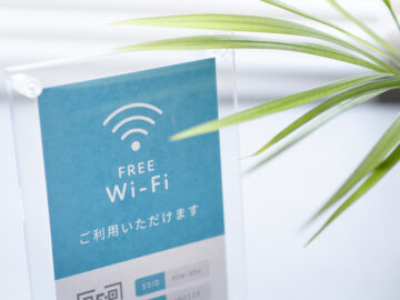 空港やホテルなどの無料Wi-Fiを使う際の注意点とは？（画像はイメージ）