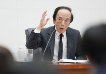 金融政策決定会合を終え、記者会見する日本銀行の植田和男総裁(9月18日、時事通信フォト)