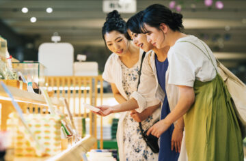 旅行の際、職場への土産は買うべきか(画像はイメージ)