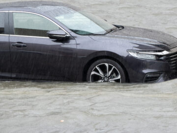 大雨で水没した車のエンジンを始動させてはいけない理由とは?(画像はイメージ)