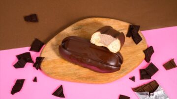 「本気のチョコ生コッペパン(たっぷりチョコホイップ)」のキービジュアル