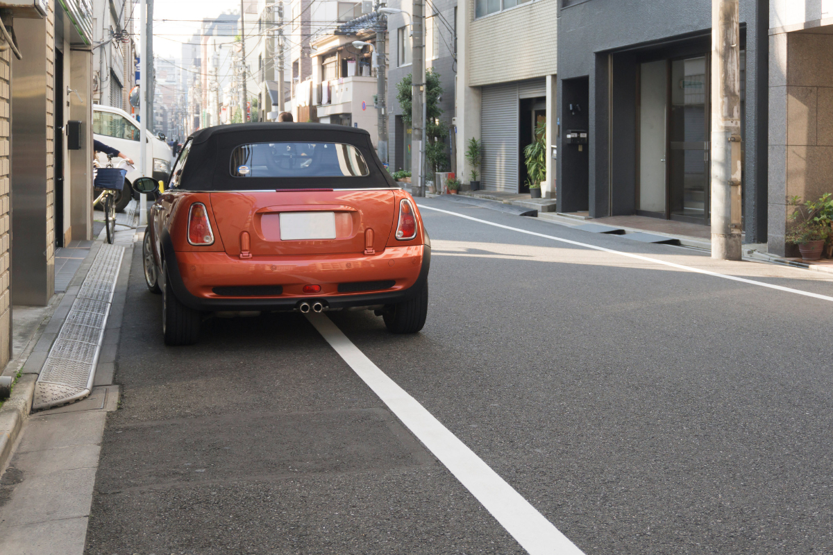 違法駐車の車にぶつかってしまい、損傷してしまった場合、賠償義務が生じる？（画像はイメージ）